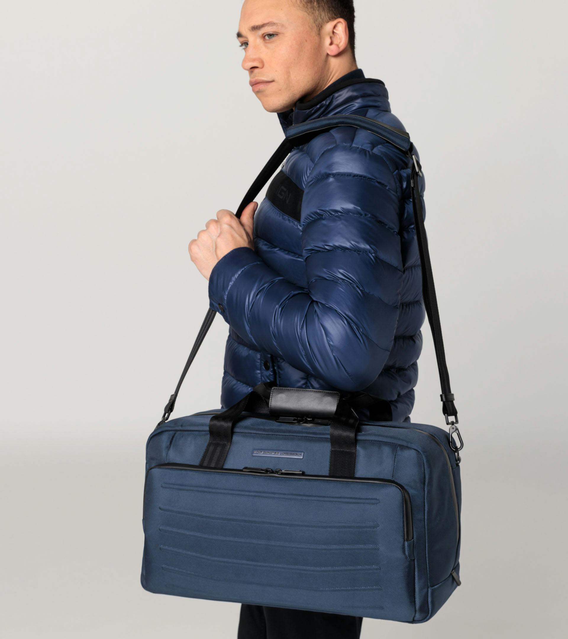 4056487045658_PD_SS23_BAGS_&_LUGGAGE_MODEL_FRONT_Halbportrait_OMP_lRes_130