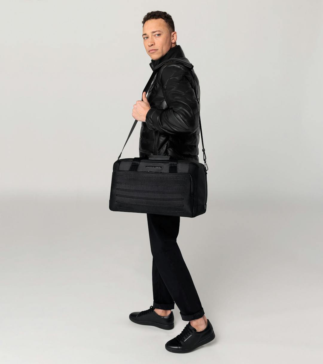 4056487045634_PD_SS23_BAGS_&_LUGGAGE_MODEL_FRONT_Ganzkoerper_OMP_lRes_139