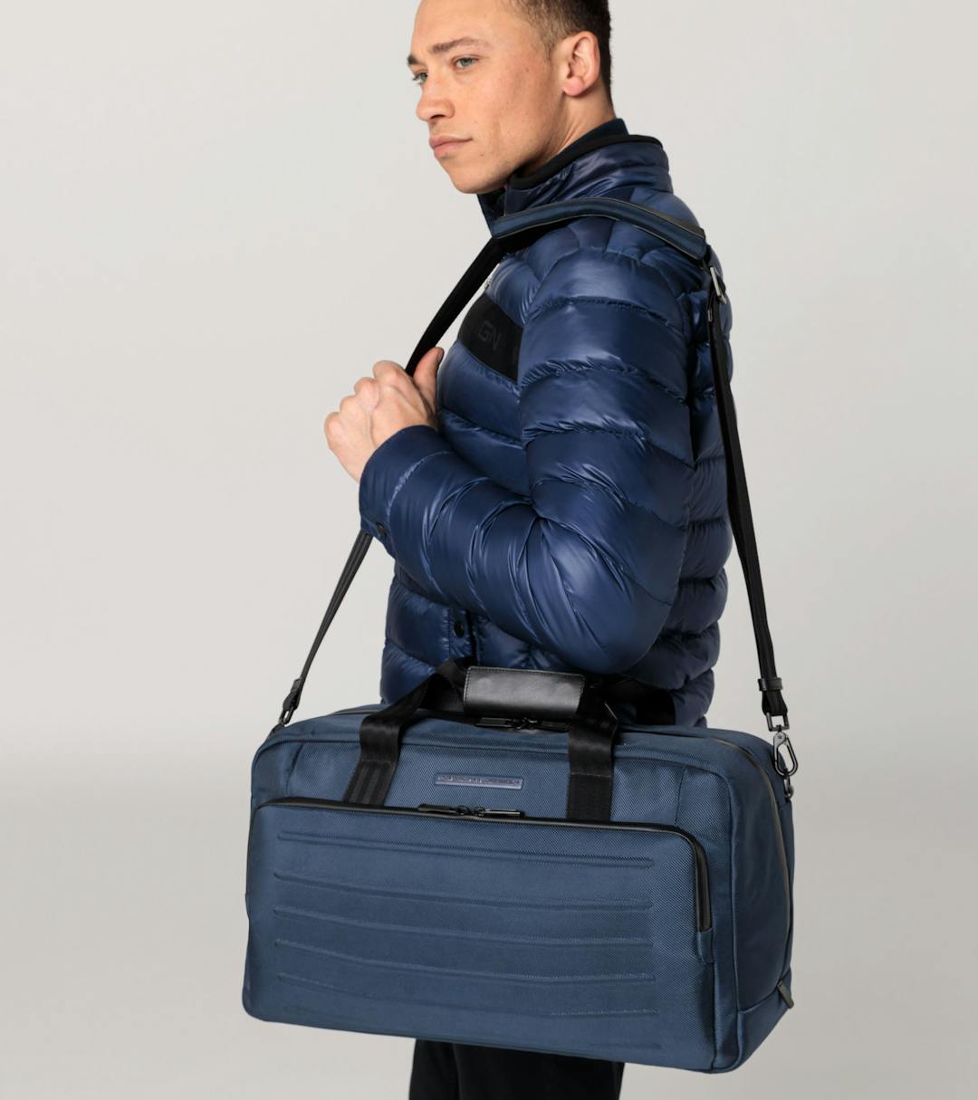 4056487045658_PD_SS23_BAGS_&_LUGGAGE_MODEL_FRONT_Halbportrait_OMP_lRes_130